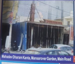 बी-86 मानसरोवर गार्डन मैन रोड पर बिना मानकों के तैयार होती ईमारत, पार्ट  ऑफ प्रॉपट्री में बनाई गयी है ईमारत का पूर्व स्वरूप