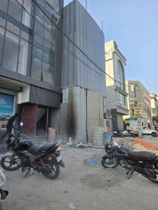 बी-86 मानसरोवर गार्डन मैन रोड पर बिना मानकों के तैयार होती ईमारत, पार्ट  ऑफ प्रॉपट्री में बनाई गयी है ईमारत। 